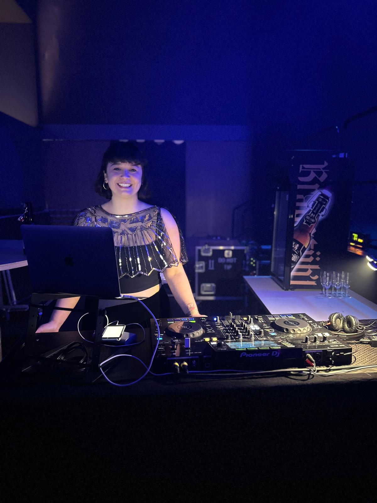 Zelal Ekinci performing 2