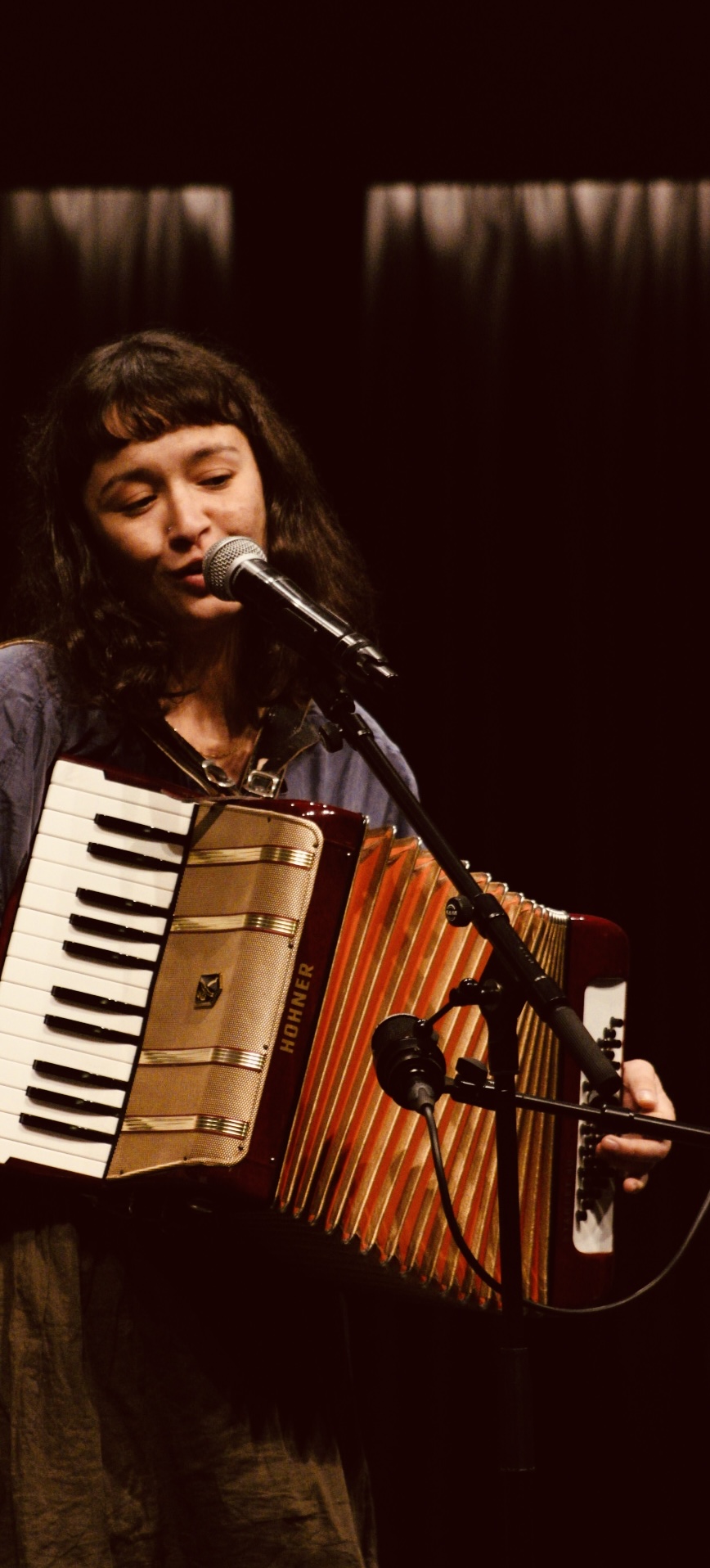 Zelal Ekinci performing 3